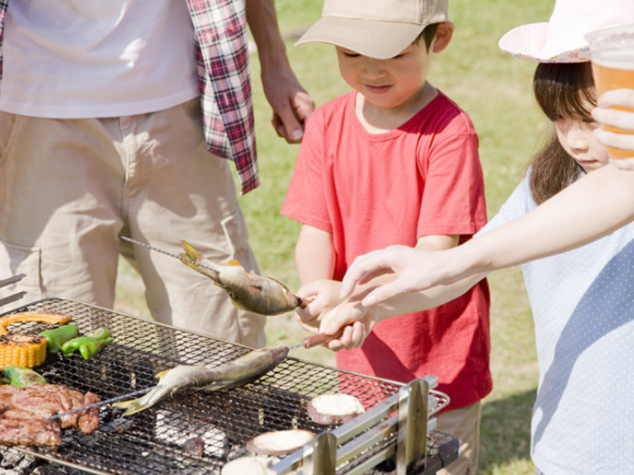 BBQする親子