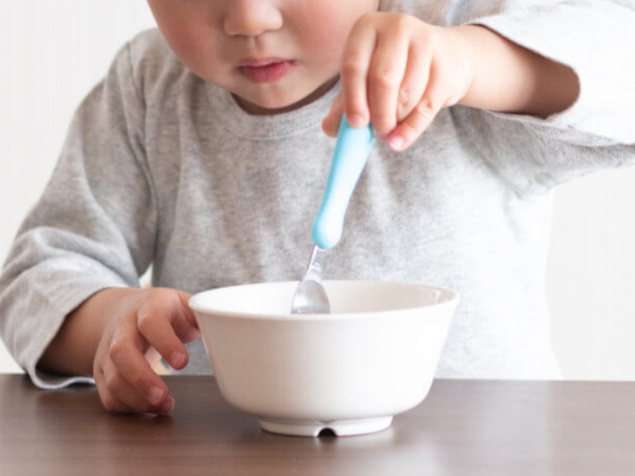 食事をする幼児