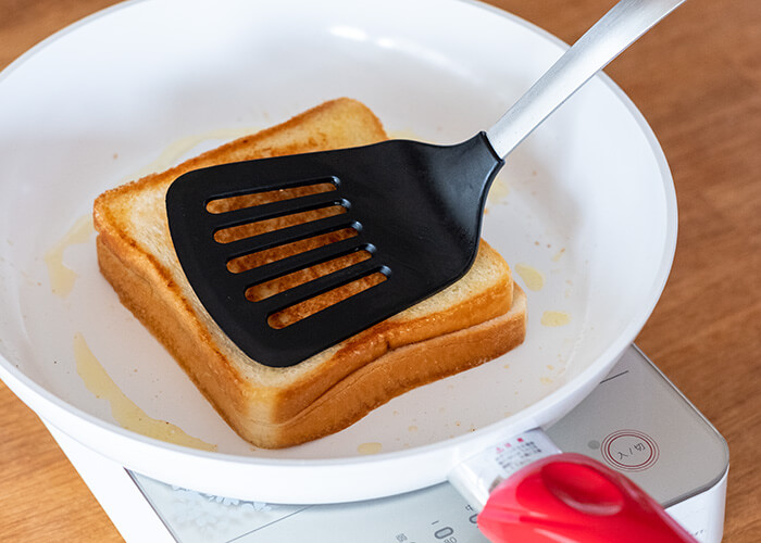 フライパンでホットサンドを作る