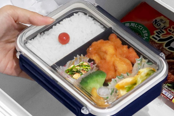 <p><strong>まるごと冷凍弁当 800ml</strong><br />
作って詰めて弁当箱ごと冷凍できます。時間があるときに作っておけるから早起きしなくてもOK。食べるときはレンジするだけ。空気弁があるからふたをしたまま温められます。パッキンとロックでしっかりしまって汁漏れしにくい構造です。</p>
